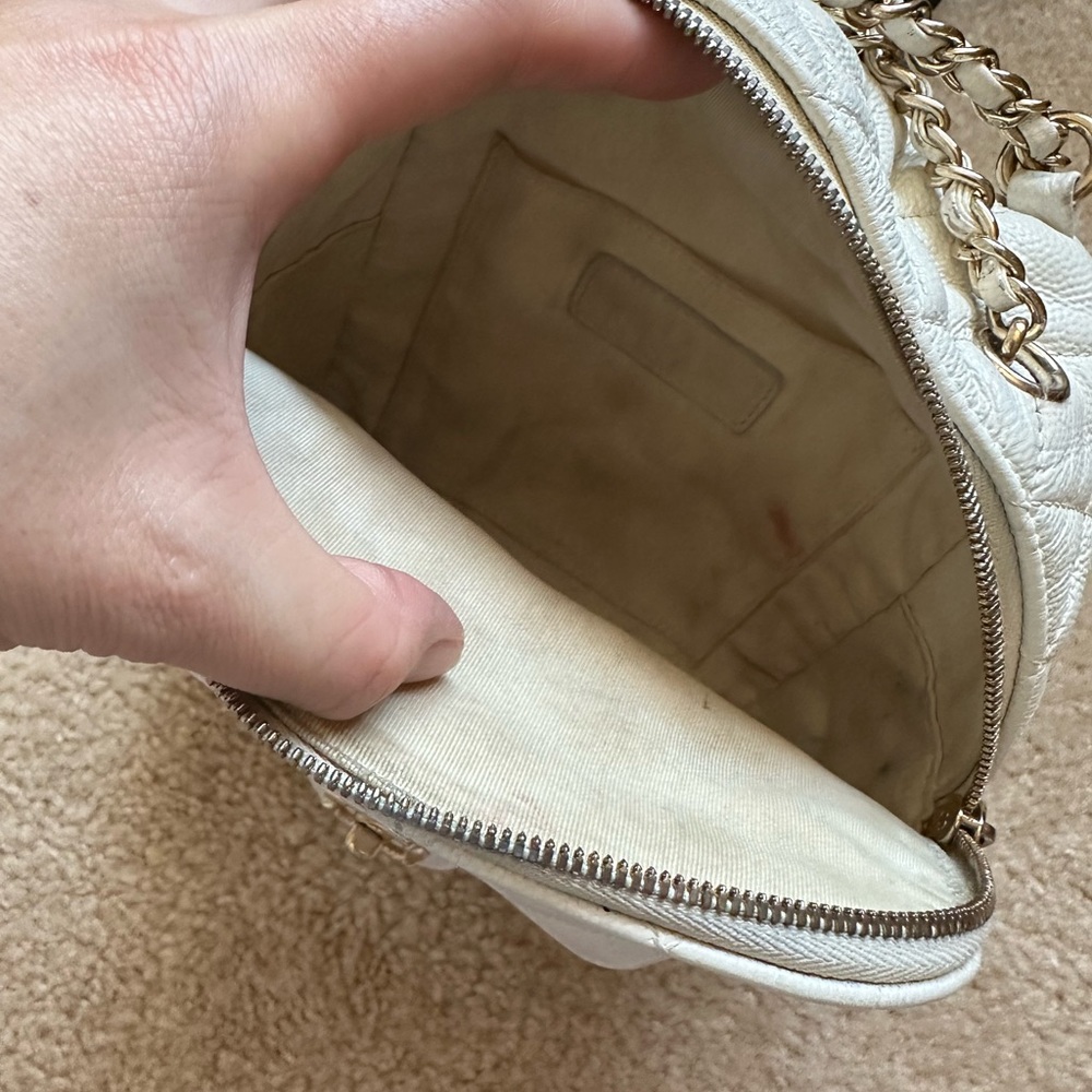Chanel white caviar day mini backpack.
Used, need spa. - Picture 13 of 16